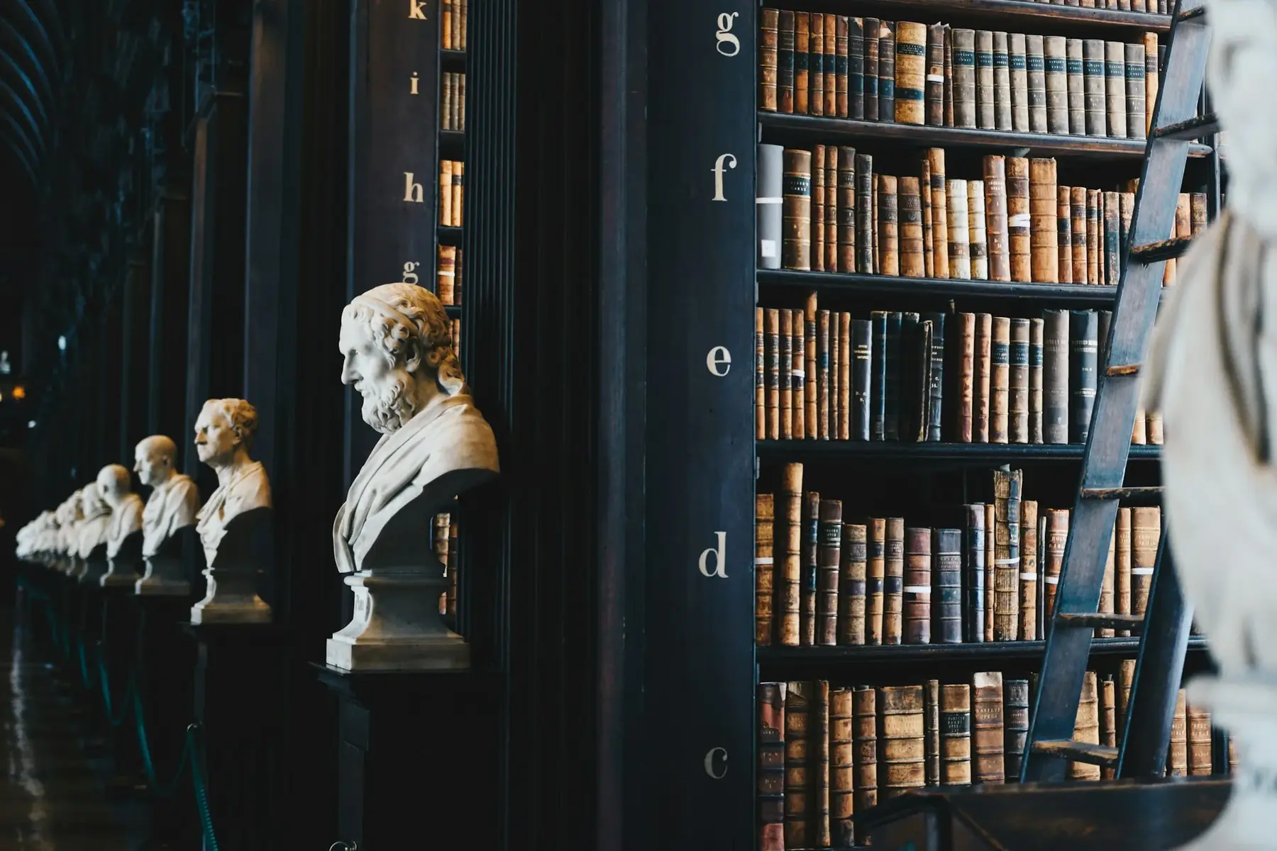 Biblioteca jurídica com obras de direito