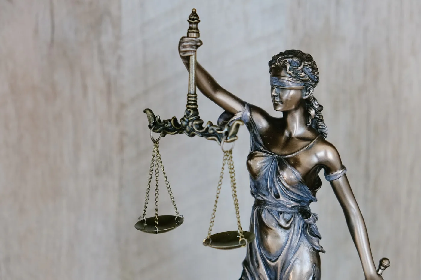 Balança da justiça em uma cena jurídica sóbria